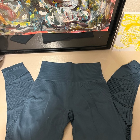 Victorias Secret Capri Leggings size Extra Small in a teal color - Picture 2 of 8